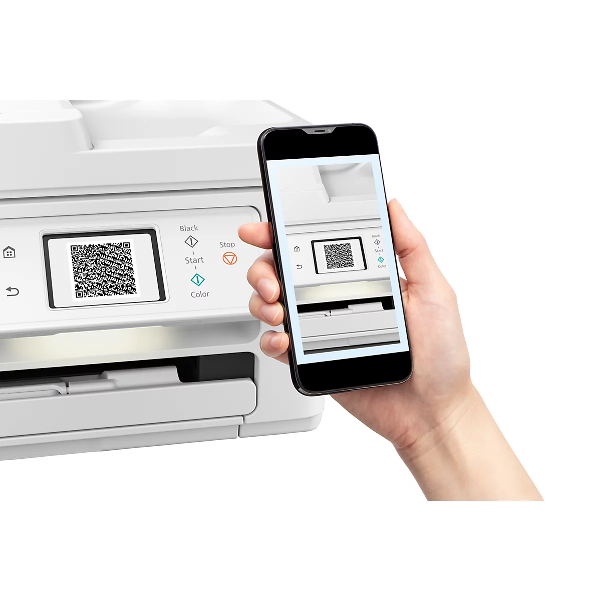 Hand hält Smartphone vor einen weißen Drucker; das Display zeigt einen QR-Code auf dem Drucker-Bildschirm.