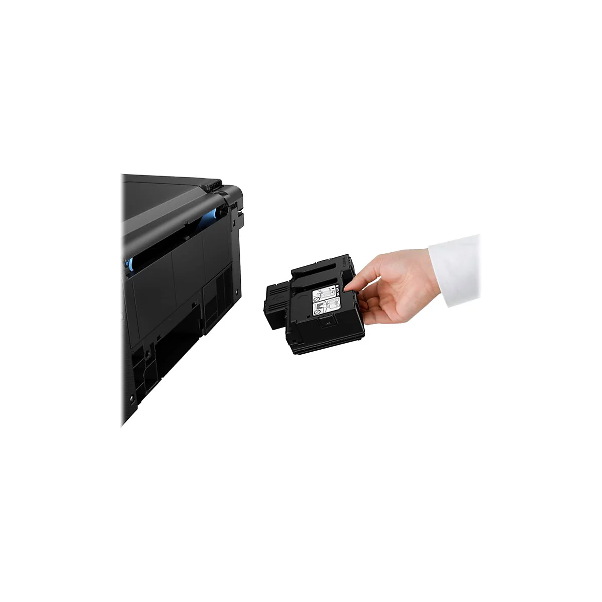 Eine Hand hält eine schwarze Tintenpatrone. Neben einem schwarzen Drucker. Weißer Hintergrund.