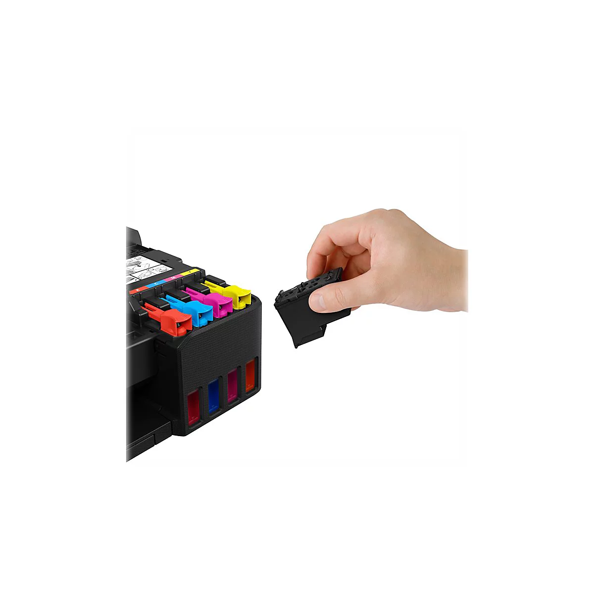 Eine Hand setzt eine schwarze Tintenpatrone in einen Drucker ein. Der Drucker hat farbige Patronenhalter.