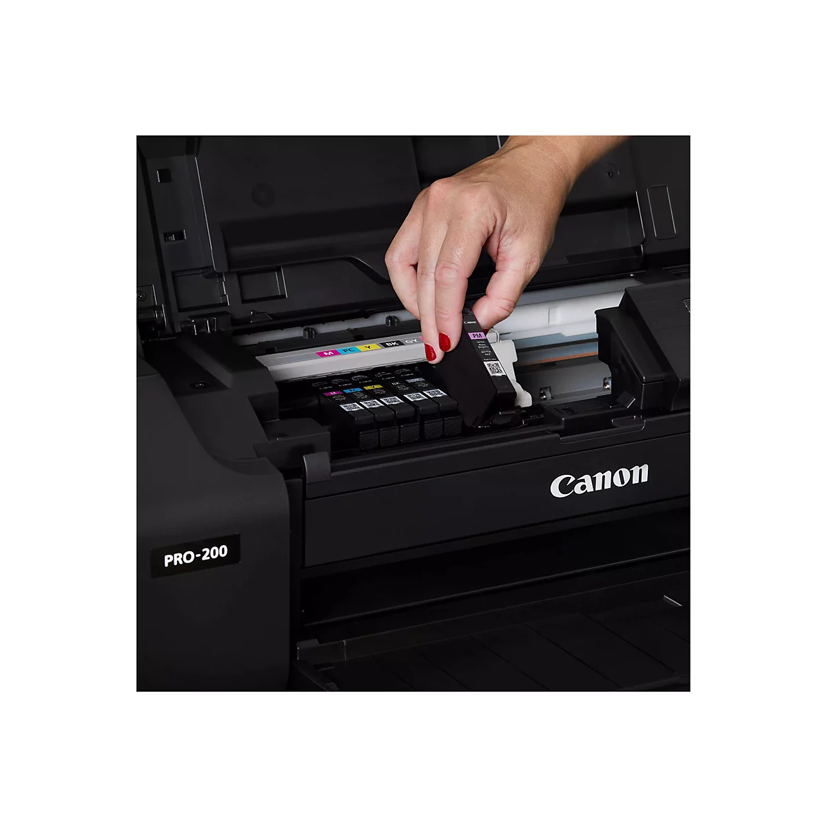 Eine Hand setzt eine Canon-Tintenpatrone in einen schwarzen Drucker ein. Der Drucker ist teilweise geöffnet, mit den Worten "PRO-200" und "Canon".