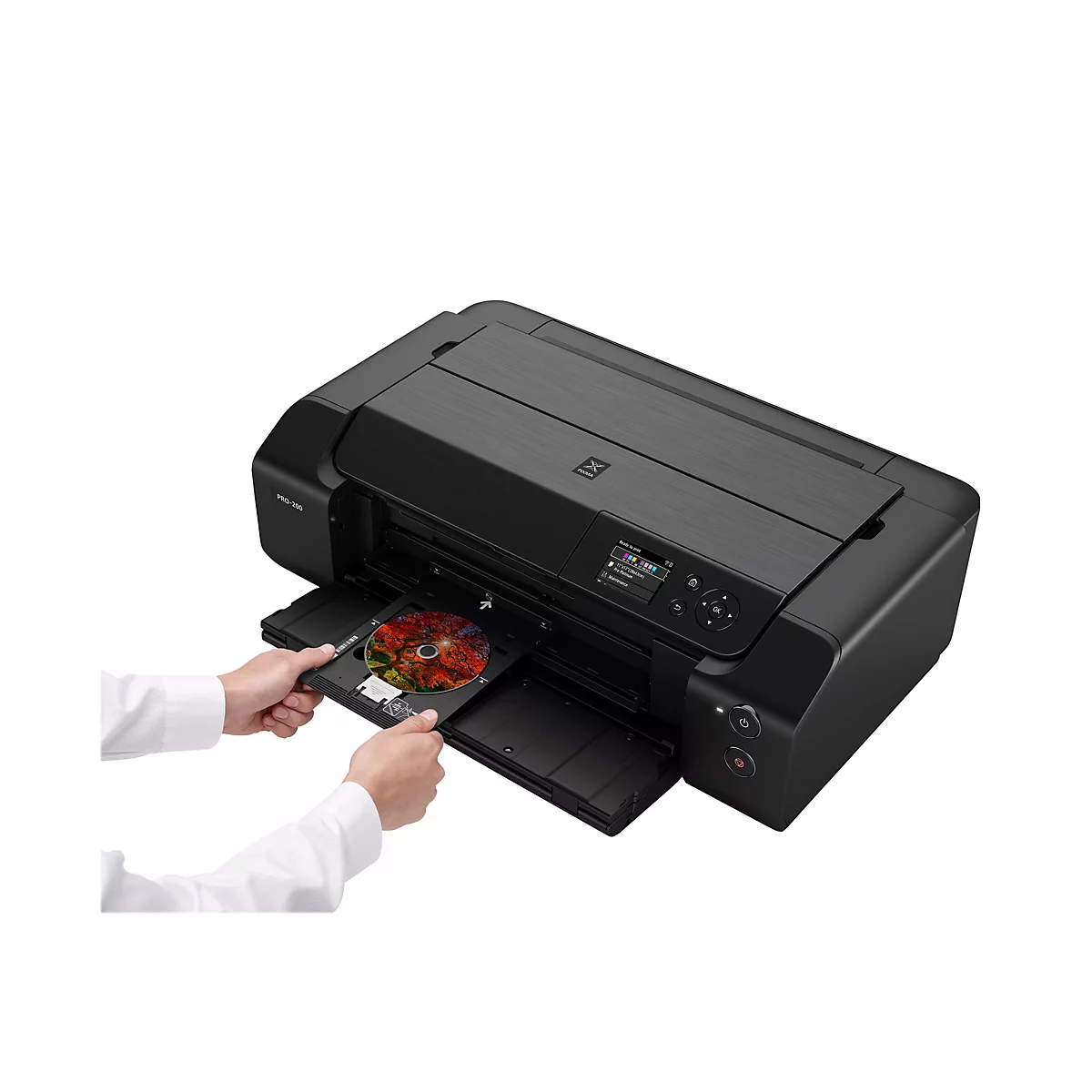 Eine schwarze Tintenstrahldrucker der Marke Canon. Eine Person legt eine bedruckte CD in den Drucker ein. Der Drucker hat ein Display mit Menüauswahl.