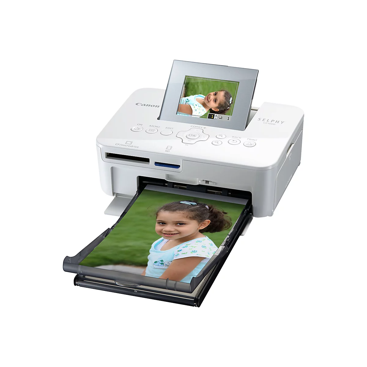 Ein weißer Canon SELPHY CP1000 Fotodrucker druckt ein Foto eines lächelnden Mädchens. Das Foto wird aus dem Drucker geschoben und ist auch im Display zu sehen.
