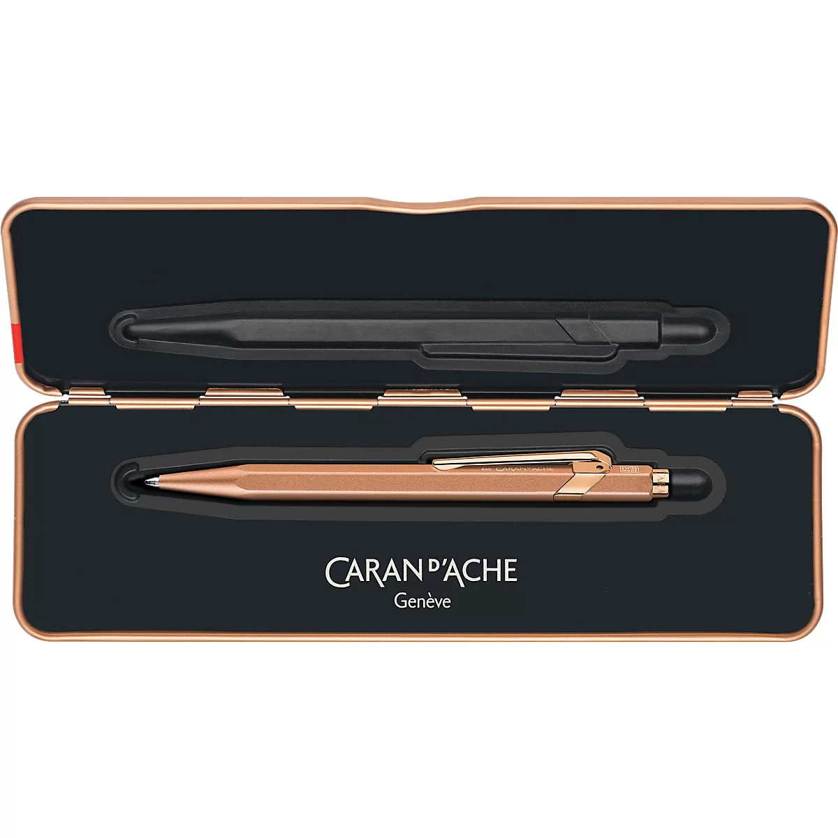 Stifthalter mit zwei Stiften. Ein schwarzer Stift oben, ein roségoldener Stift unten. Beide liegen in einer schwarzen Box. Markenlogo unten.