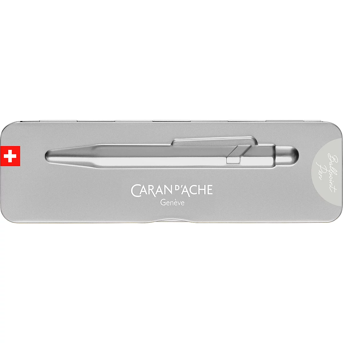 Stift im silbernen Etui. Auf dem Etui ist die Schweizer Flagge, der Markenname Caran d'Ache und der Schriftzug 'Ballpoint Pen' zu sehen.