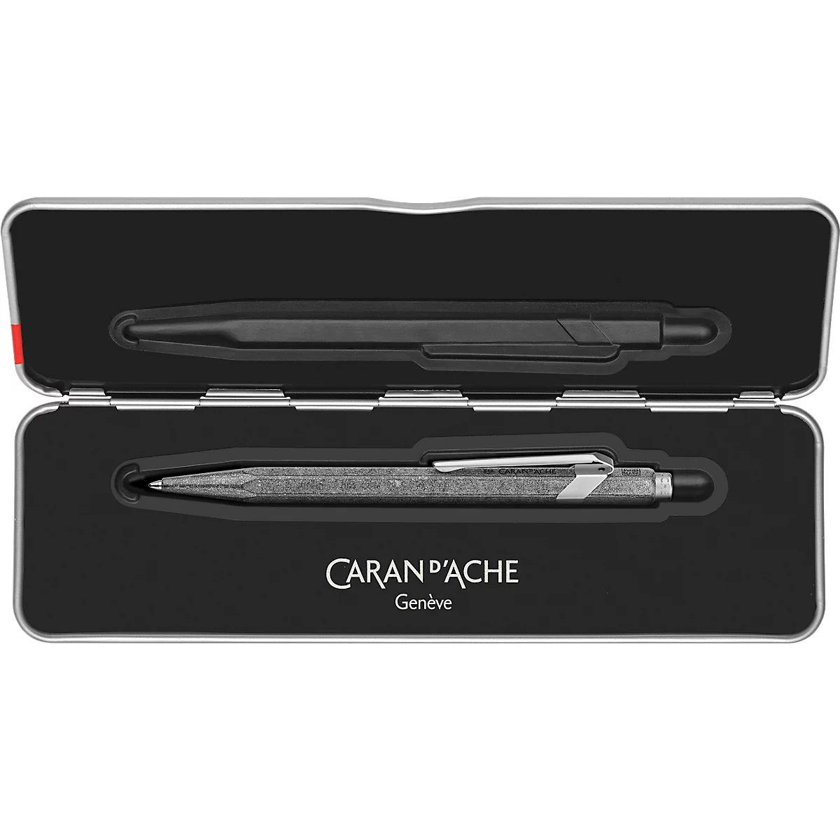 Offene schwarze Metalldose mit zwei Stiften. Oben ein schwarzer Stift, unten ein silber-grauer Stift mit Clip.