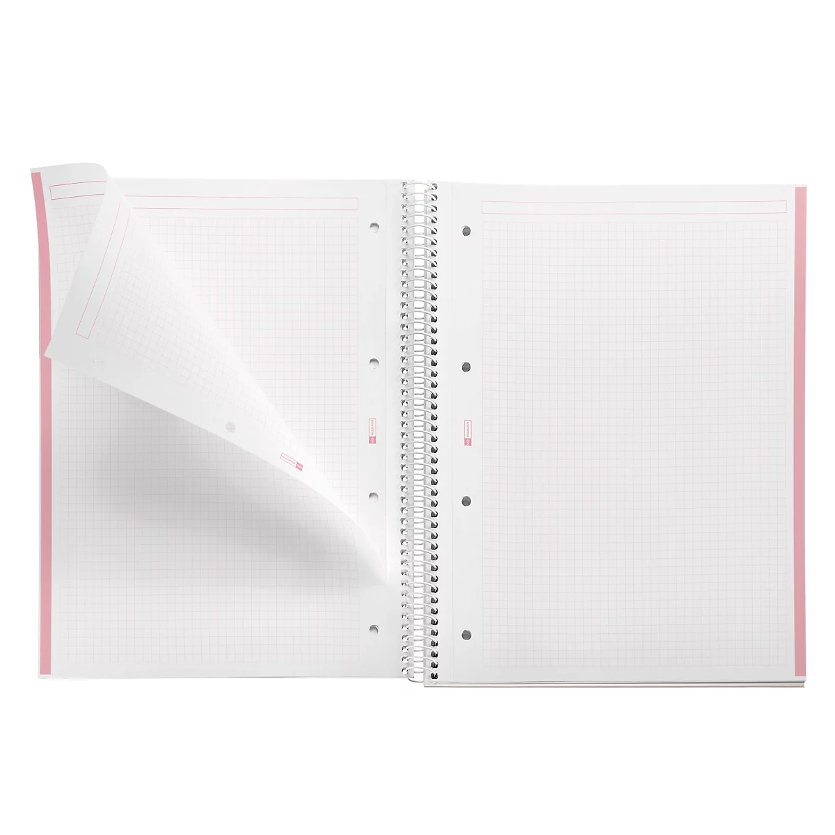 Un carnet ouvert avec des pages quadrillées. Une page est retournée vers le haut. Couverture rose et bord du carnet.