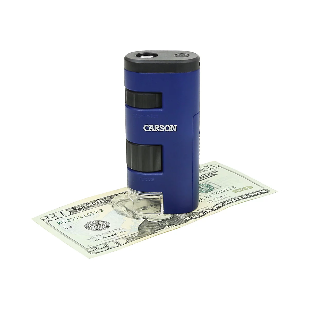 Ein blaues Carson Taschenmikroskop steht auf einem 20-US-Dollar-Schein vor weißem Hintergrund.