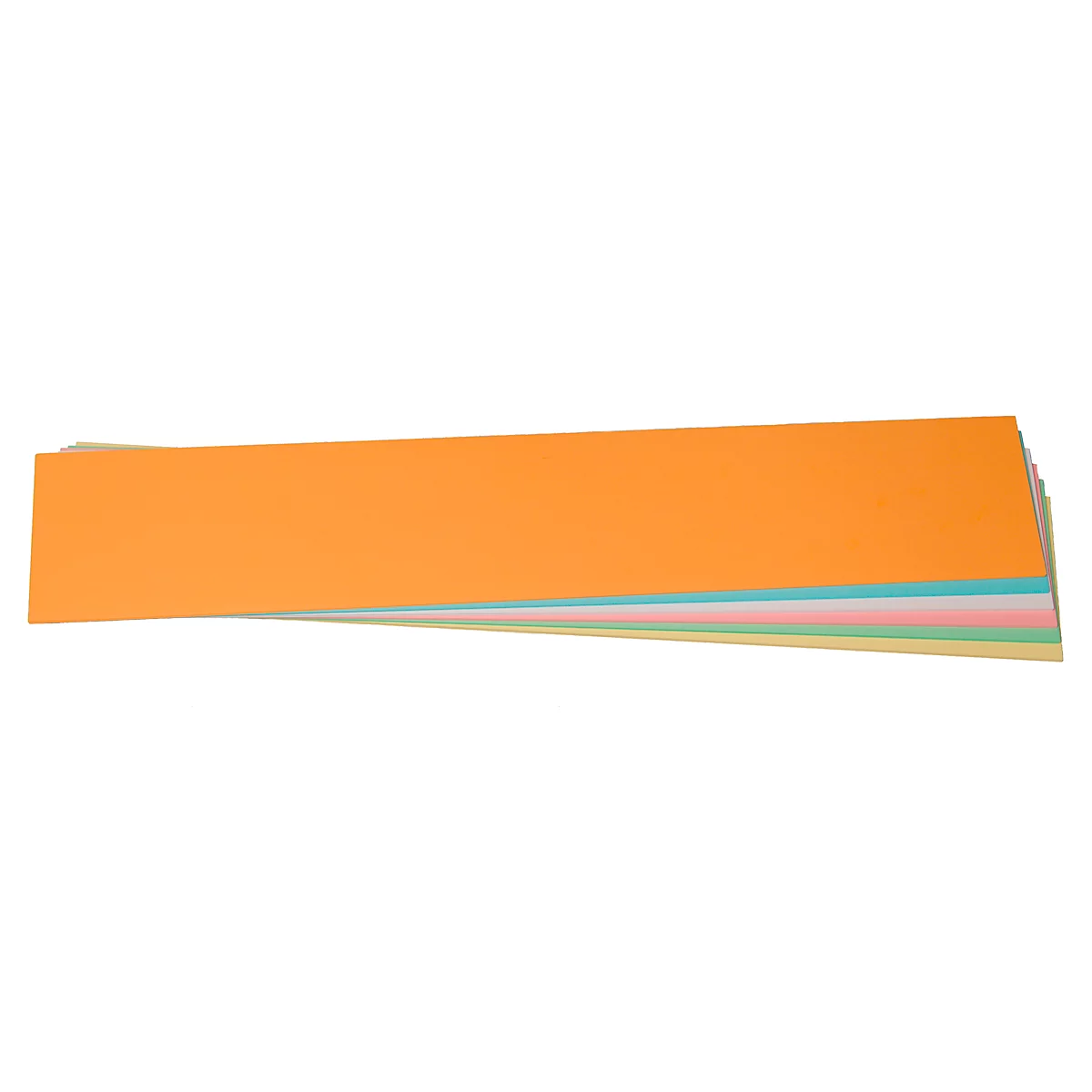 Une pile de feuilles de papier colorées, la feuille supérieure est orange.