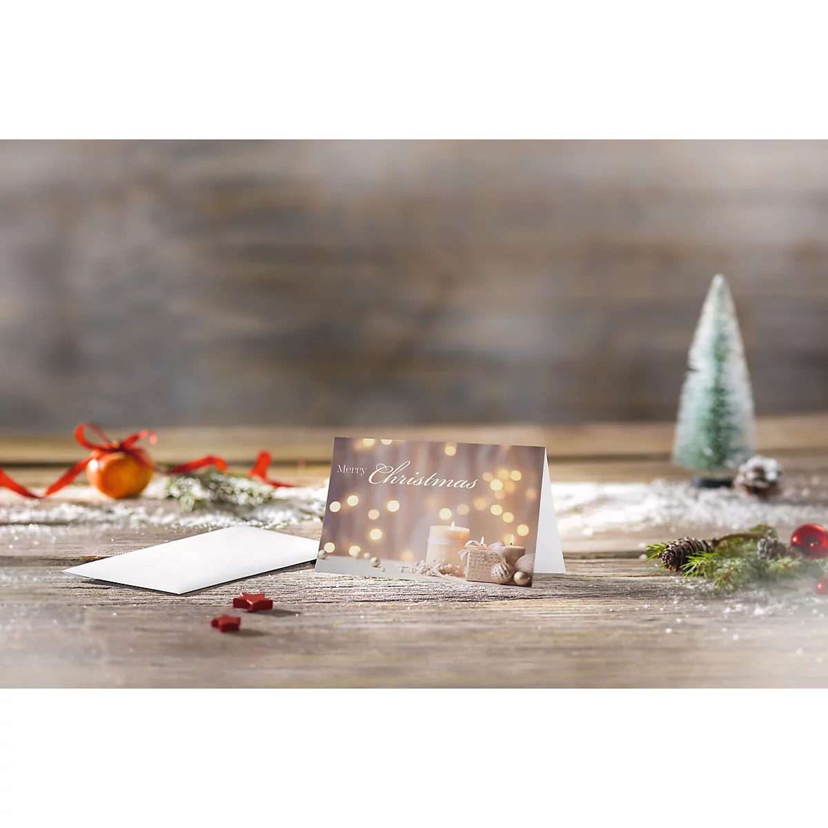 Carte de Noël avec lettrage 'Christmas', décorations, sur bois. Effet de neige.