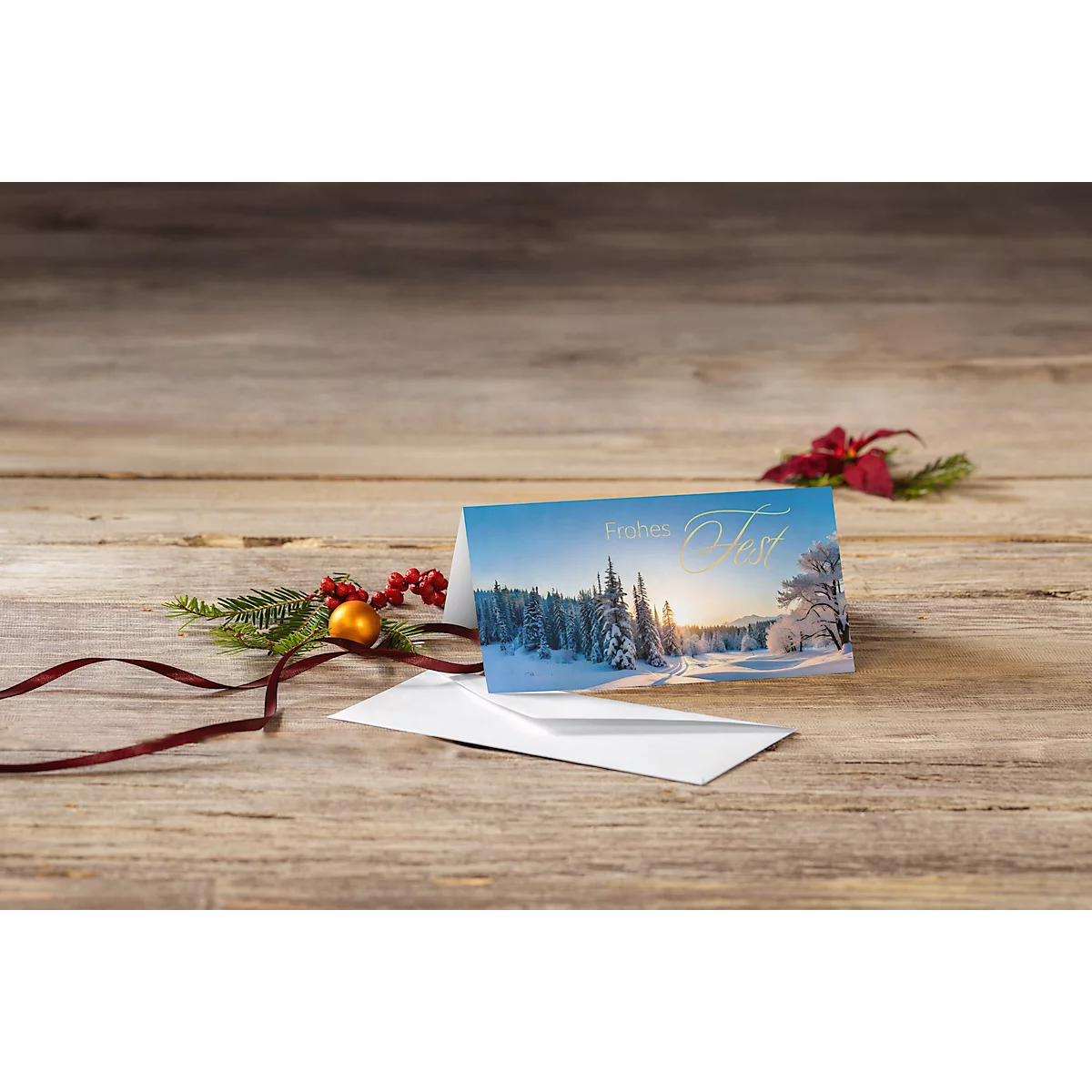 Carte de Noël avec paysage d'hiver, enveloppe et décorations en bois.