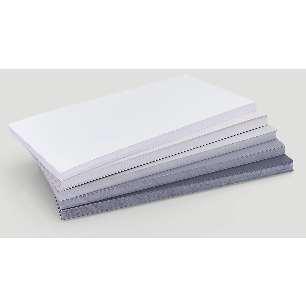 Pile de cartes en papier en cinq nuances de gris du set Grey de magnetoplan, dimensions 200 par 100 millimètres.