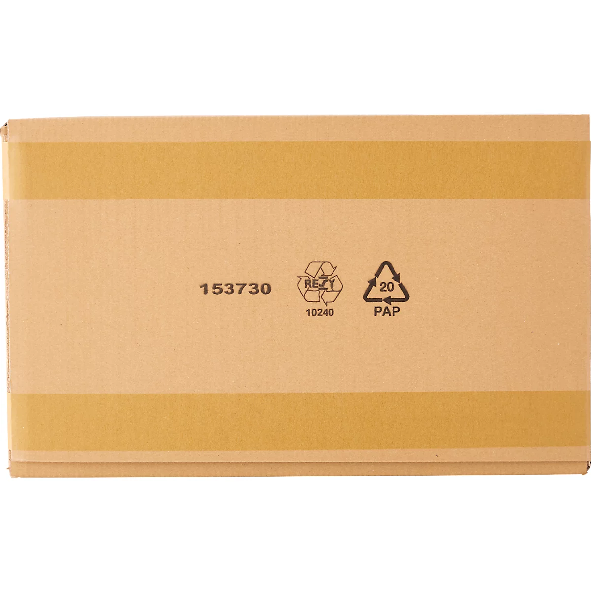 Gros plan d'une boîte en carton marron avec des symboles de recyclage, des chiffres et une bande marron clair. Les lettres sont '153730', 'RECY 10240' et 'PAP 20'.