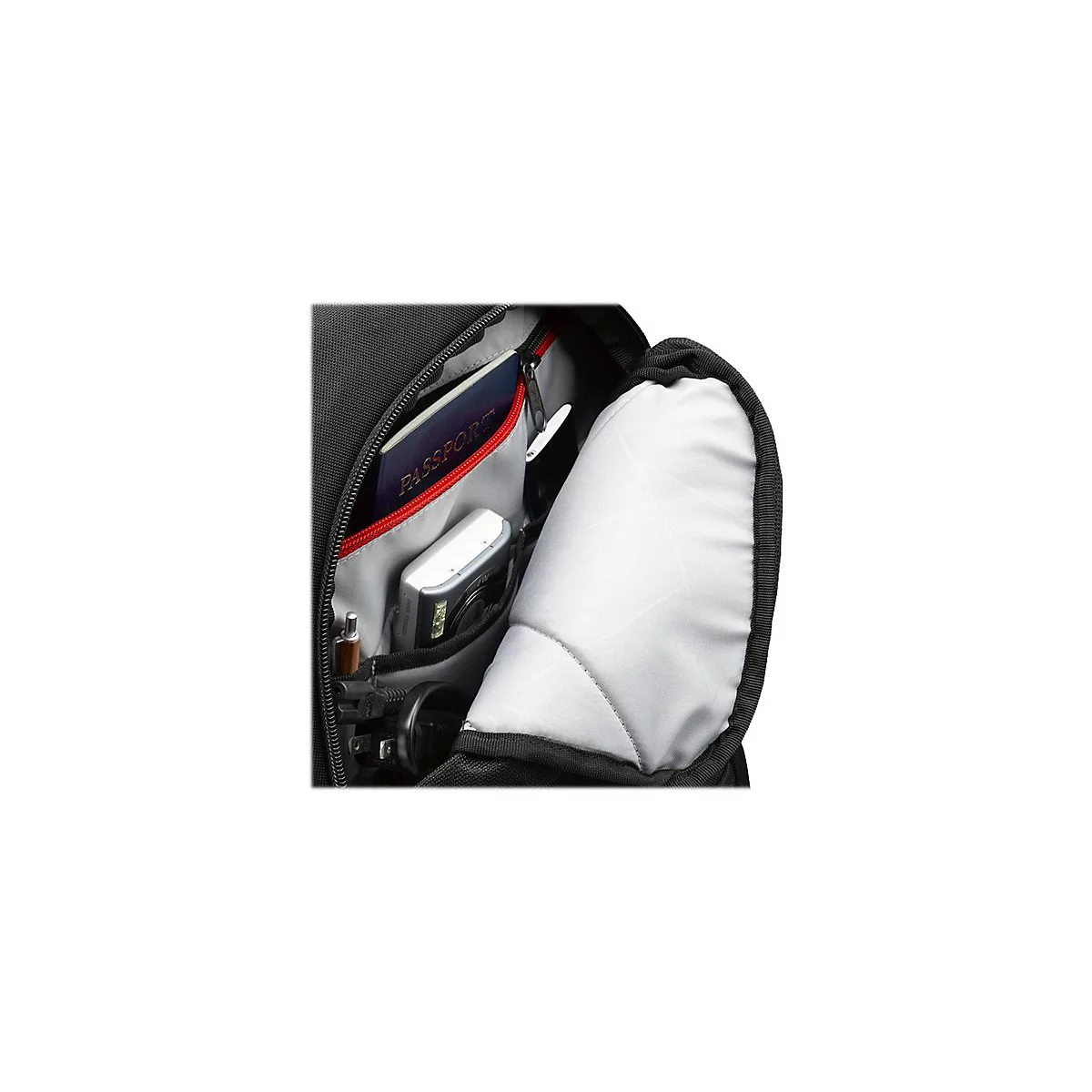 Schwarzer Rucksack, Innenansicht: Reisepass, Kamera, Stecker und weiÃŸes Innenfutter.