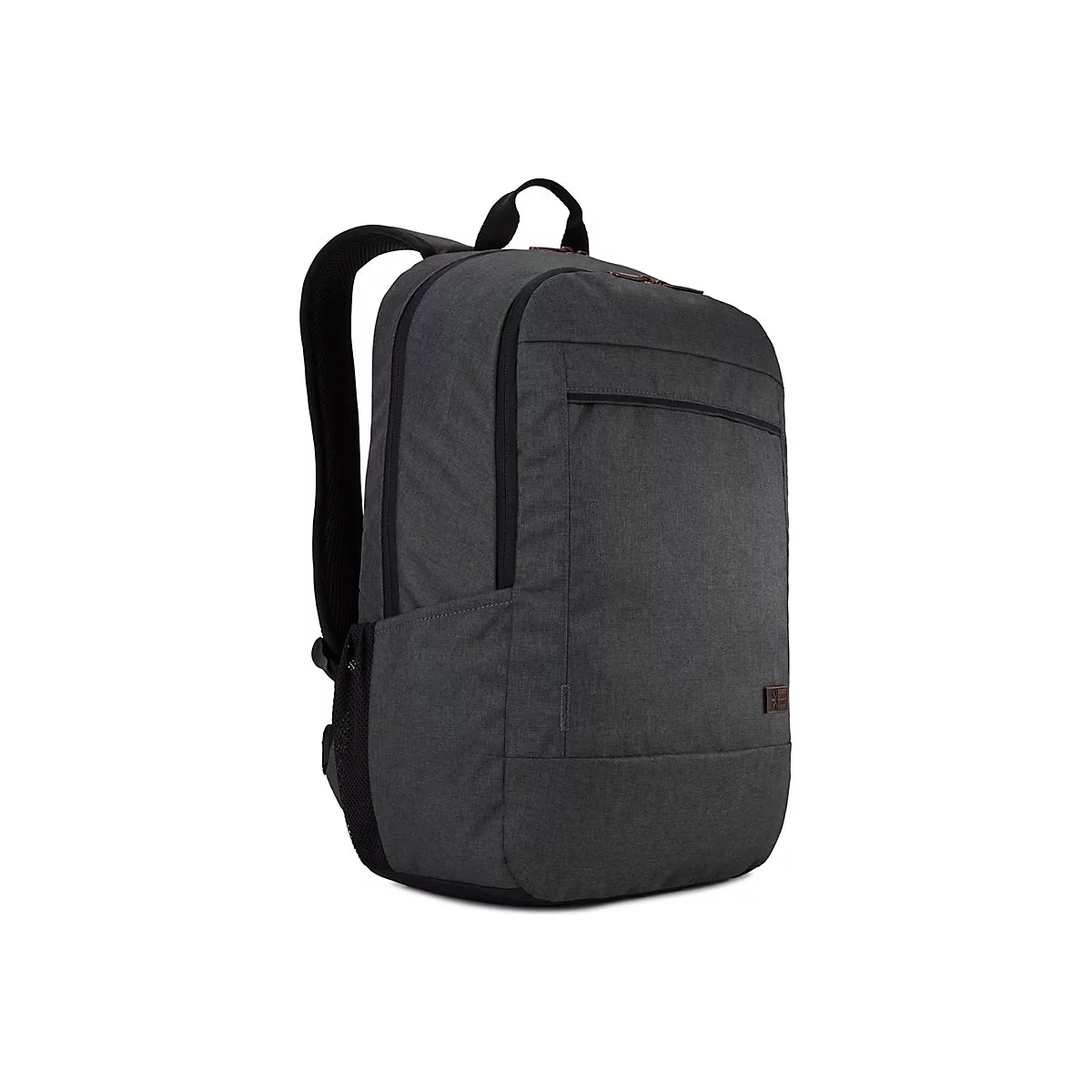 Dunkelgrauer Rucksack mit schwarzem Griff, Gurten und Reißverschlüssen, vor weißem Hintergrund.