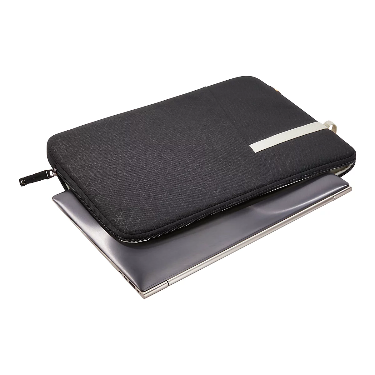 Ein schwarzes Laptop-Case mit ReiÃŸverschluss, in dem sich ein silberner Laptop befindet. Oben ist ein weiÃŸer Streifen angebracht.