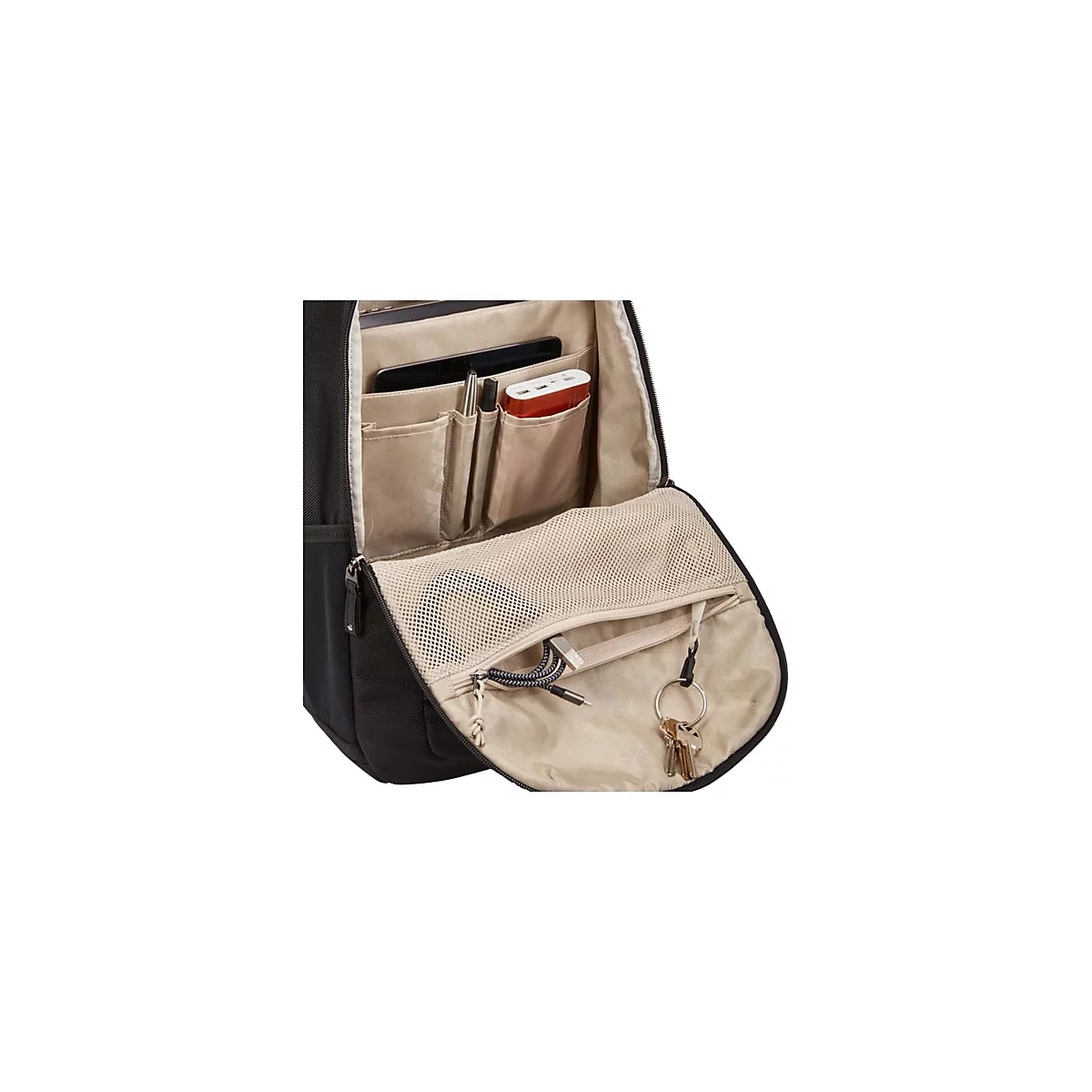 Nahaufnahme eines geÃ¶ffneten Rucksacks mit verschiedenen FÃ¤chern. Darin befinden sich ein Tablet, Stifte, ein Akku, Kabel und SchlÃ¼ssel.