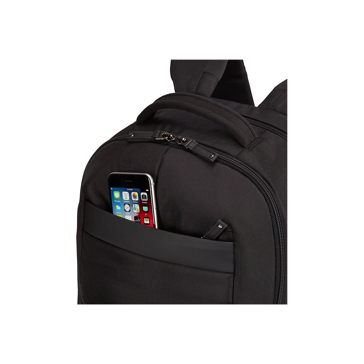 Schwarzer Rucksack mit einer Tasche, in der sich ein Smartphone befindet.