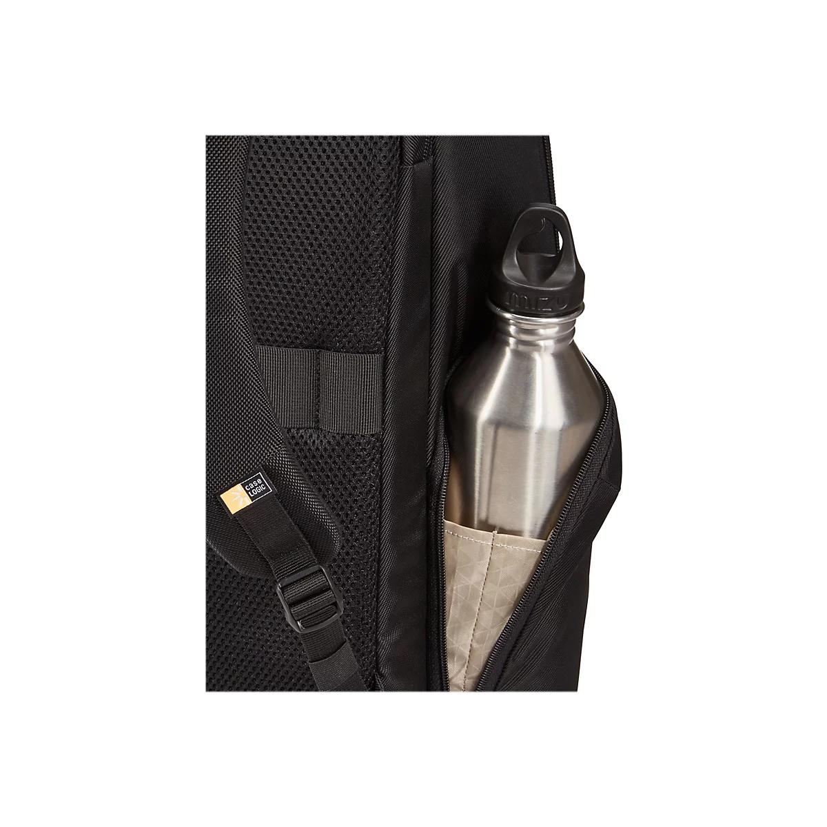 Detailaufnahme eines schwarzen Rucksacks. Eine silberne Trinkflasche steckt in der seitlichen Netztasche.
