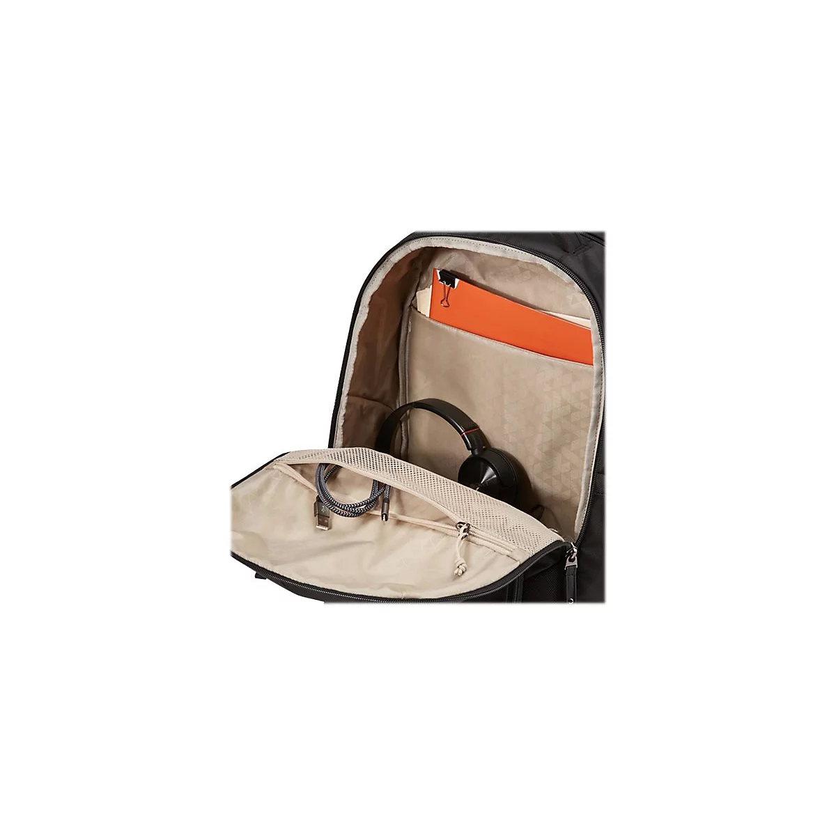 Schwarzer Rucksack, geÃ¶ffnet. Darin KopfhÃ¶rer, Kabel, orange Ordner. Innenfutter beige.