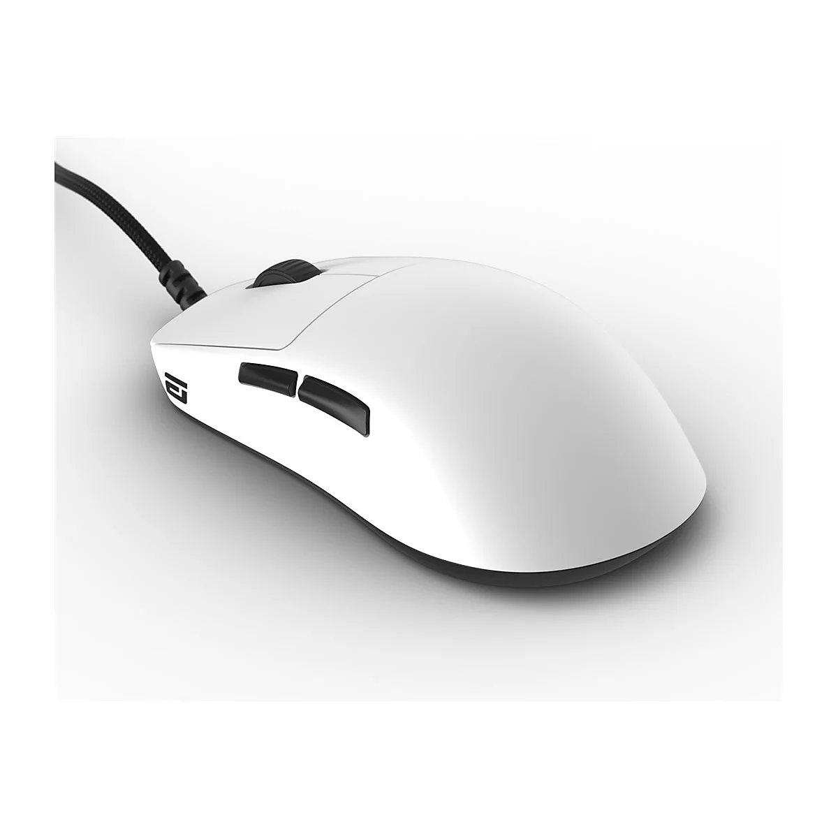 Weiße Gaming-Maus mit schwarzem Kabel, seitlichen Tasten und Logo auf weißem Hintergrund.