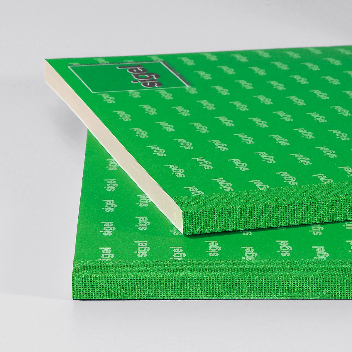 Two green boards with white edges, printed with 'sigel'. The top board rests on the bottom one.