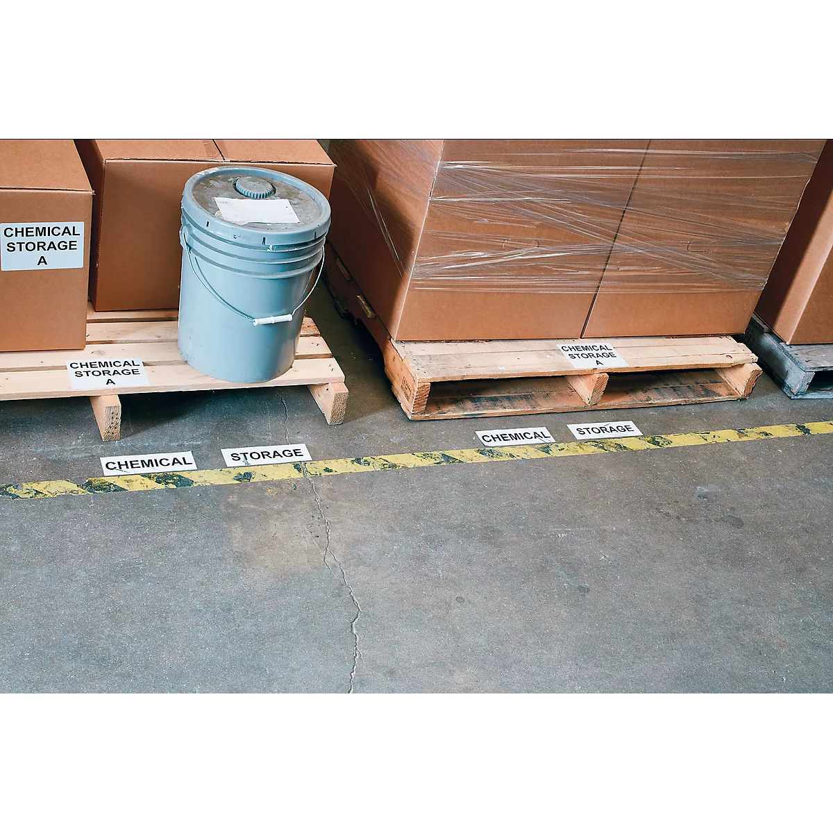 Scène d'entrepôt avec des palettes, des boîtes, des seaux et le texte "CHEMICAL STORAGE".