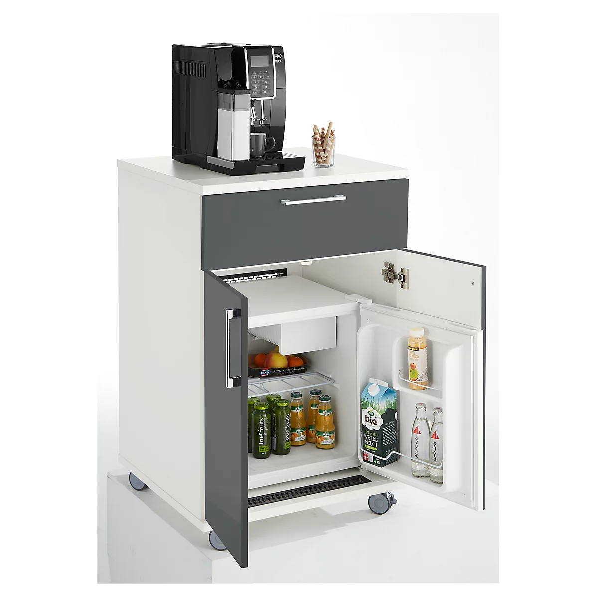 Ein mobiler Kühlschrank mit Kaffeemaschine und Zubehör. Die Tür ist geöffnet, sichtbar sind Getränke und Lebensmittel.