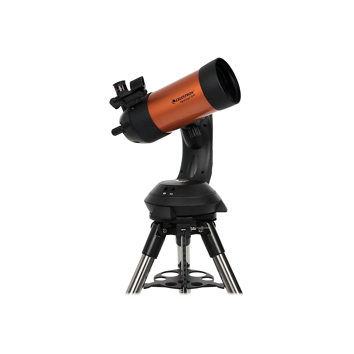 Un télescope orange avec un oculaire noir et un trépied sur fond blanc. Le nom 'Celestron NexStar 4SE' est représenté sur le tube du télescope.