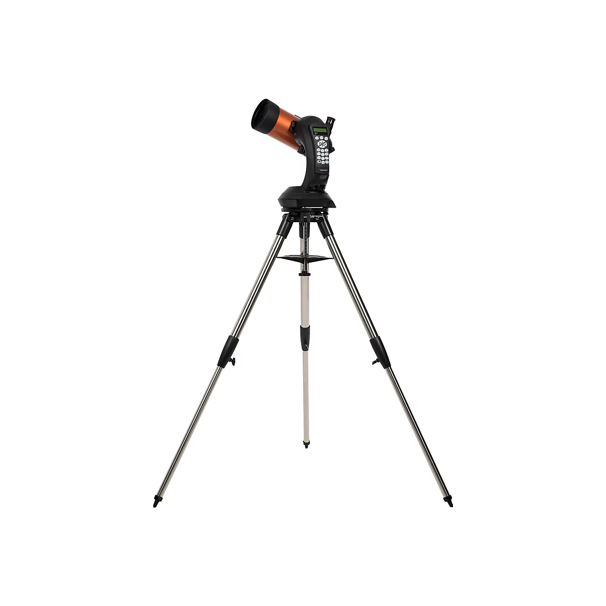 Un télescope sur un trépied sur fond blanc. Le télescope est orange et noir, le trépied est argenté.