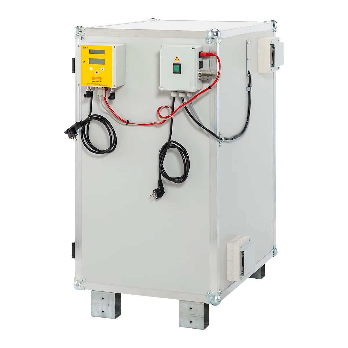 Weisser Schaltschrank mit gelber und weisser Steuerung, Kabeln und Steckern.