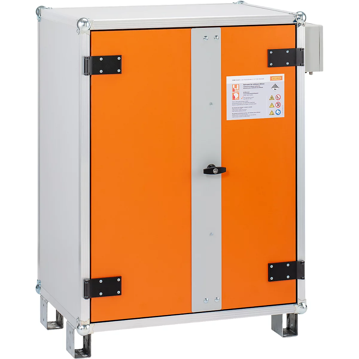Metallschrank mit orangefarbenen Türen und silbernem Rahmen. Ein Warnhinweis ist auf der rechten Tür sichtbar. Der Schrank steht auf silbernen Füssen.