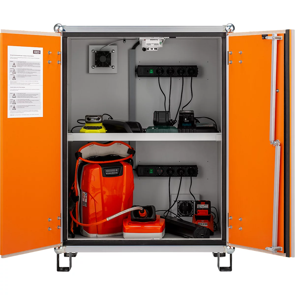 Offener Schrank mit technischer Ausrüstung: Akkus, Stromverteiler, Lüfter und orangefarbenes Equipment.