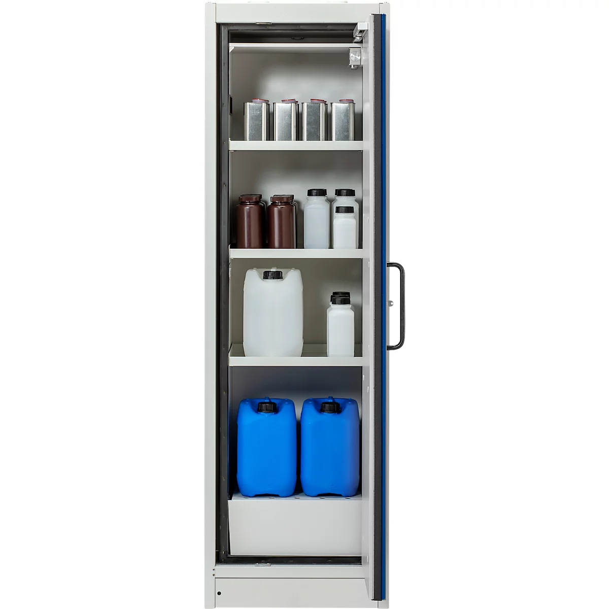 Armoire ouverte avec divers récipients de liquide : bidons, bouteilles et conteneurs.