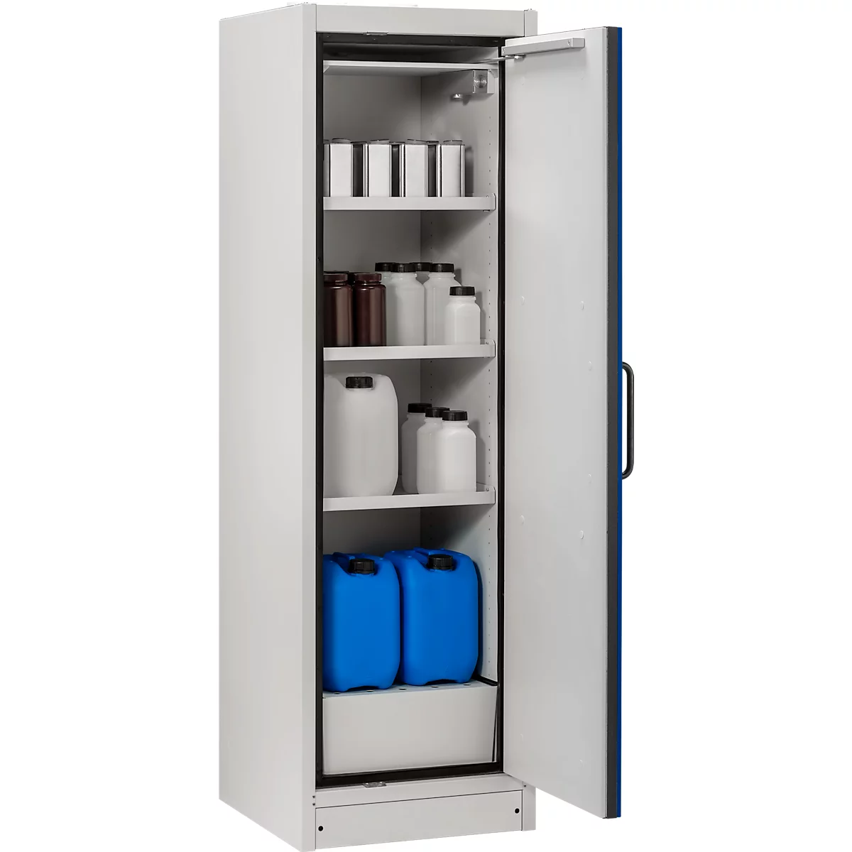 Une armoire blanche ouverte avec des étagères remplies de bouteilles et de bidons. Bidons bleus en bas.
