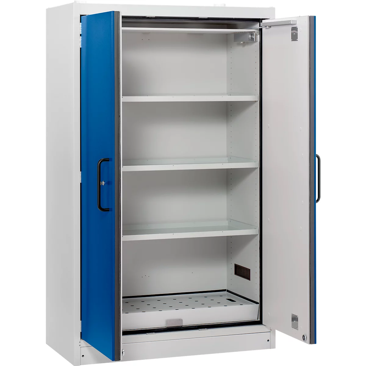 Offener Schrank mit blau abgesetzter Tür, dahinter Regalböden und eine Auffangwanne.