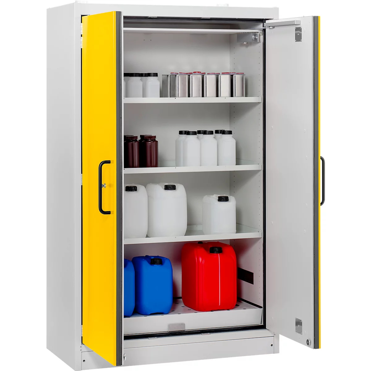 Ein weißer Schrank mit gelben Türen, geöffnet. In den Regalen sind verschiedene Behälter mit Flüssigkeiten gelagert.