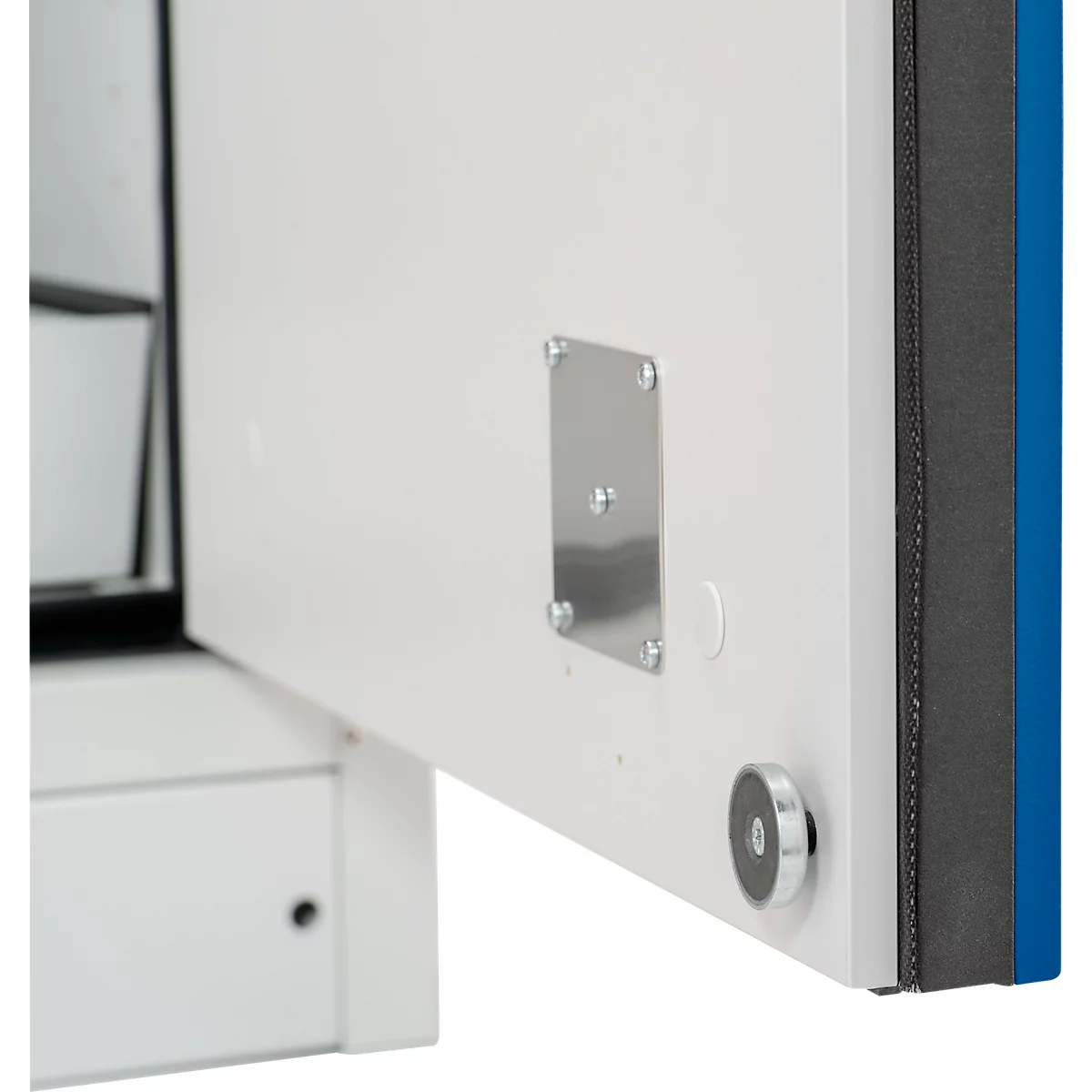 Close-up van een witte deur met een metalen plaat en magneetsluiting. Rechts is een blauwe streep.