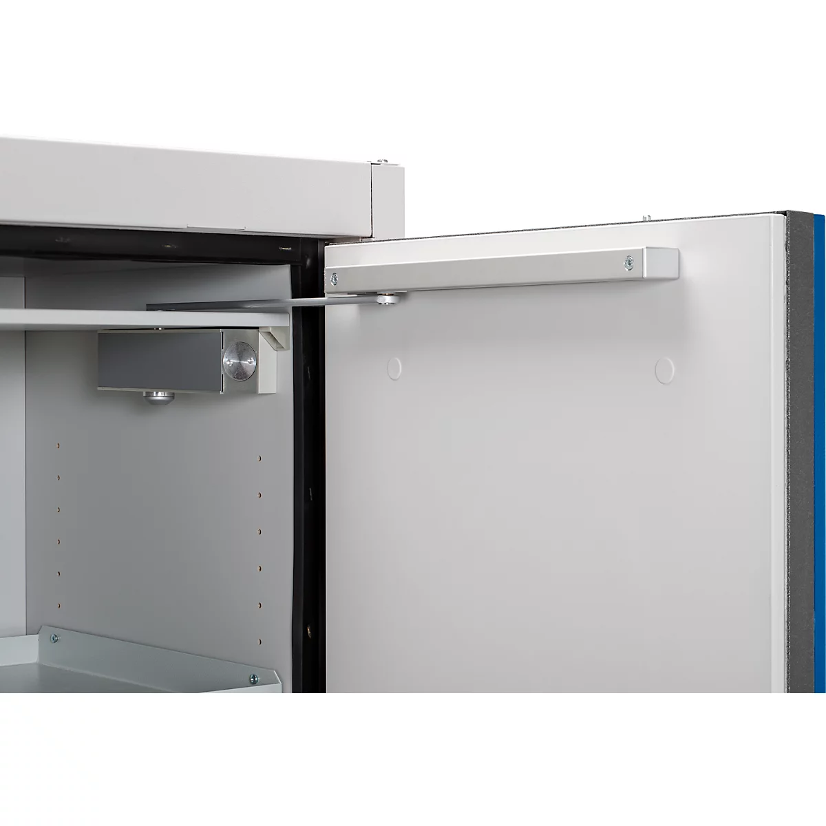 Open kastdeur met zilveren deursluiter en planken.