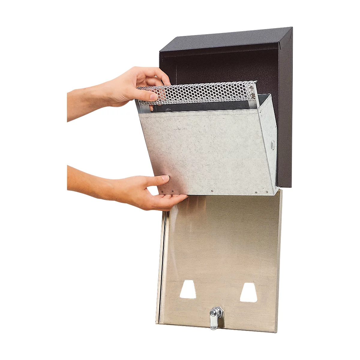 Les mains insèrent un conteneur métallique dans un distributeur d'essuie-tout. Le distributeur a un couvercle noir et une surface argentée.