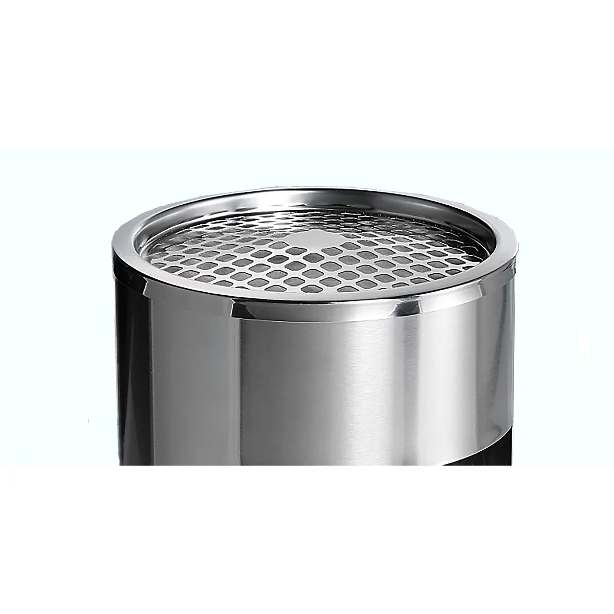 Gros plan sur un aérateur de robinet cylindrique brillant avec une grille à mailles fines.