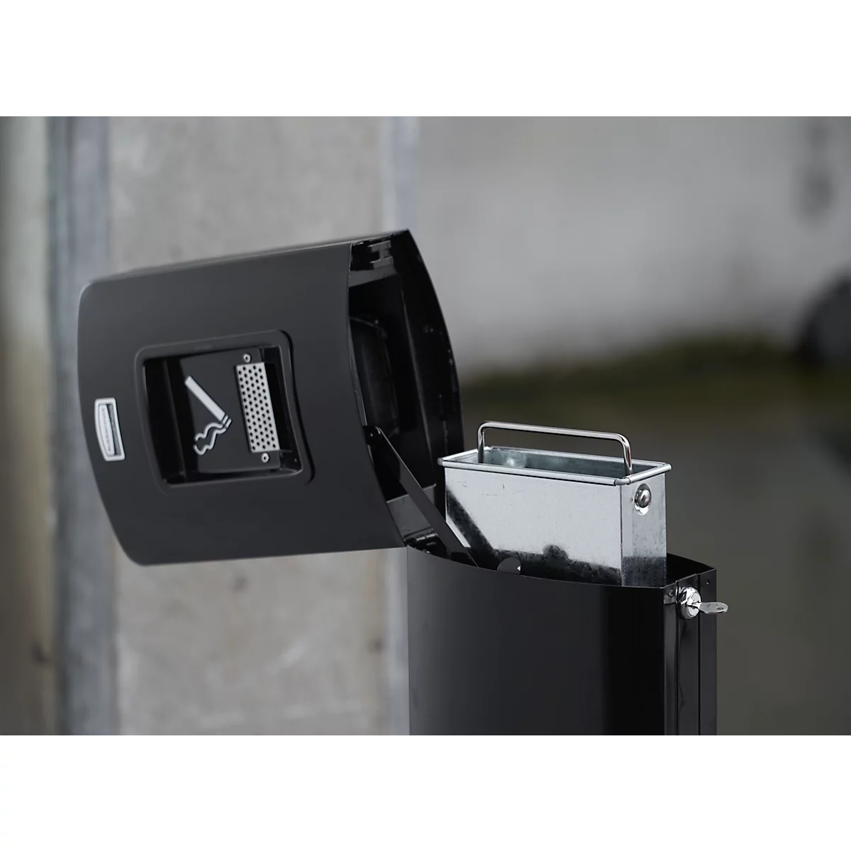 Cendrier sur pied Metropolitan Rubbermaid, aluminium, bac intérieur de 6 L, pour l'extérieur, noir