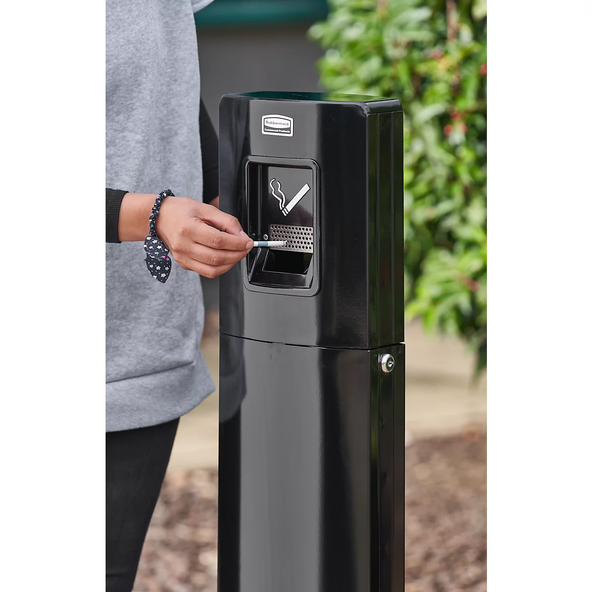 Cendrier sur pied Metropolitan Rubbermaid, aluminium, bac intérieur de 6 L, pour l'extérieur, noir