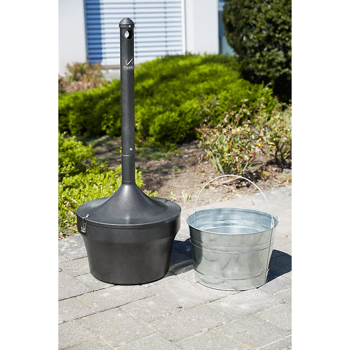 Cendrier sur pied Rubbermaid Aladdin, 16 l, ignifugé, seau intérieur galvanisé, élimination facile, Ø 410 x H 984 mm, tôle d'acier, noir