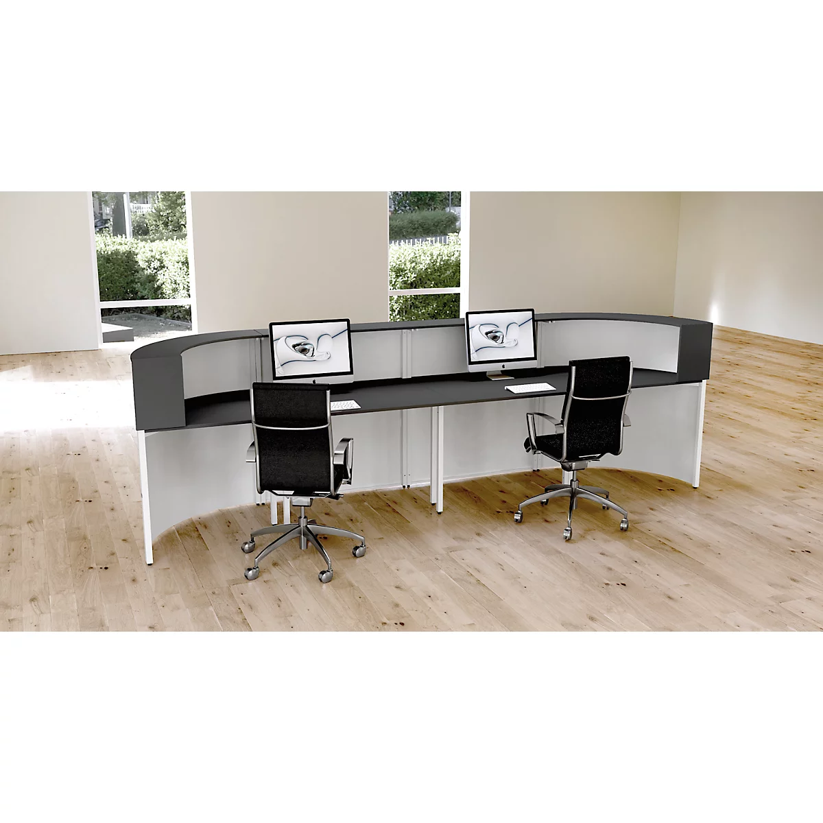 Een elegante receptiebalie met twee schermen en bureaustoelen ervoor.