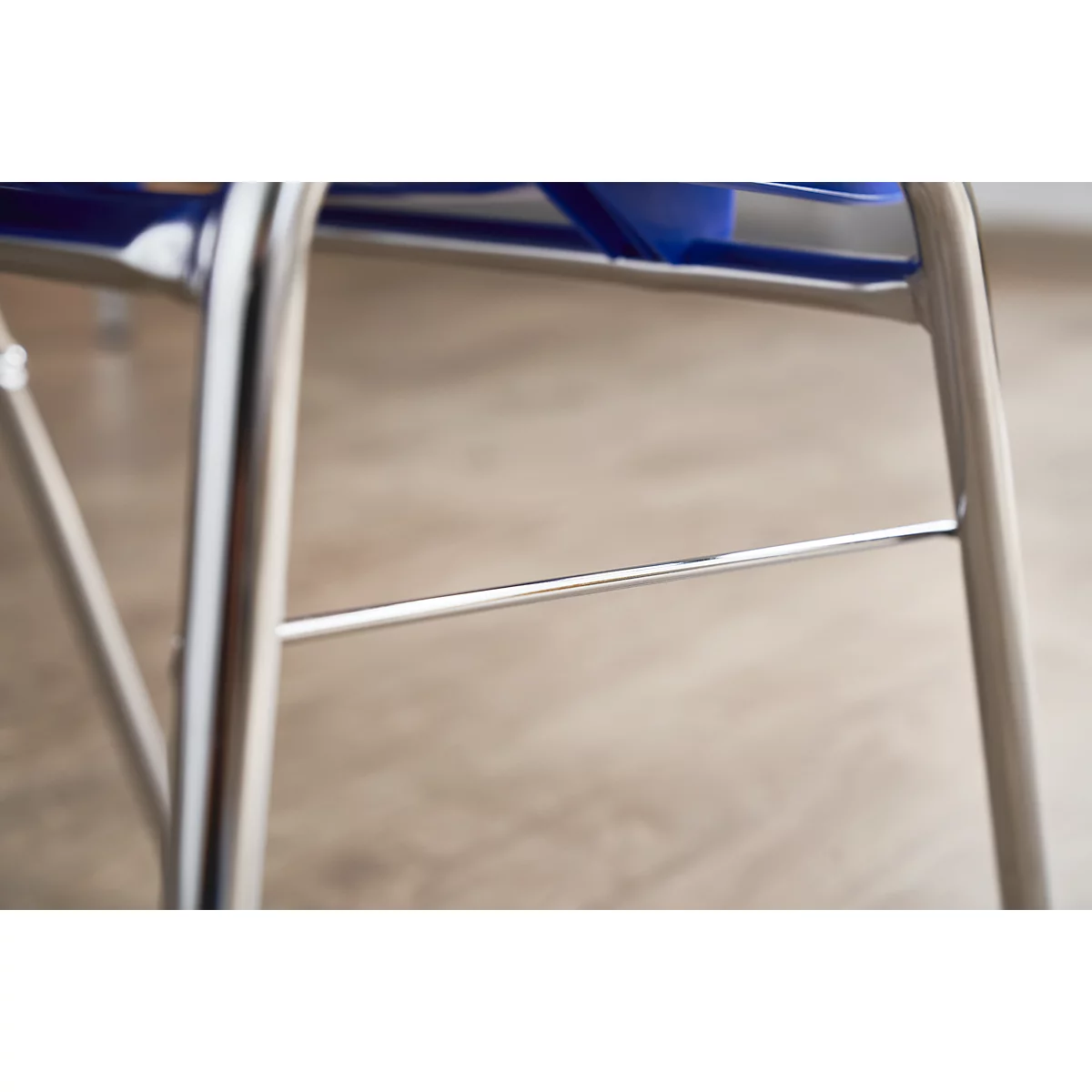 Chaise coque Beta - empilable - l. 400 x P 420 x H 460 mm - résistante aux désinfectants - piètement chromé - bleu