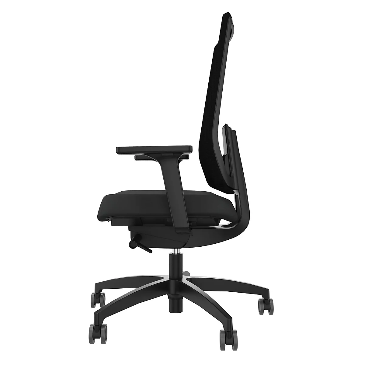 Vue latérale d'une chaise de bureau noire. Cadre en plastique noir, dossier en maille, assise et accoudoirs rembourrés.