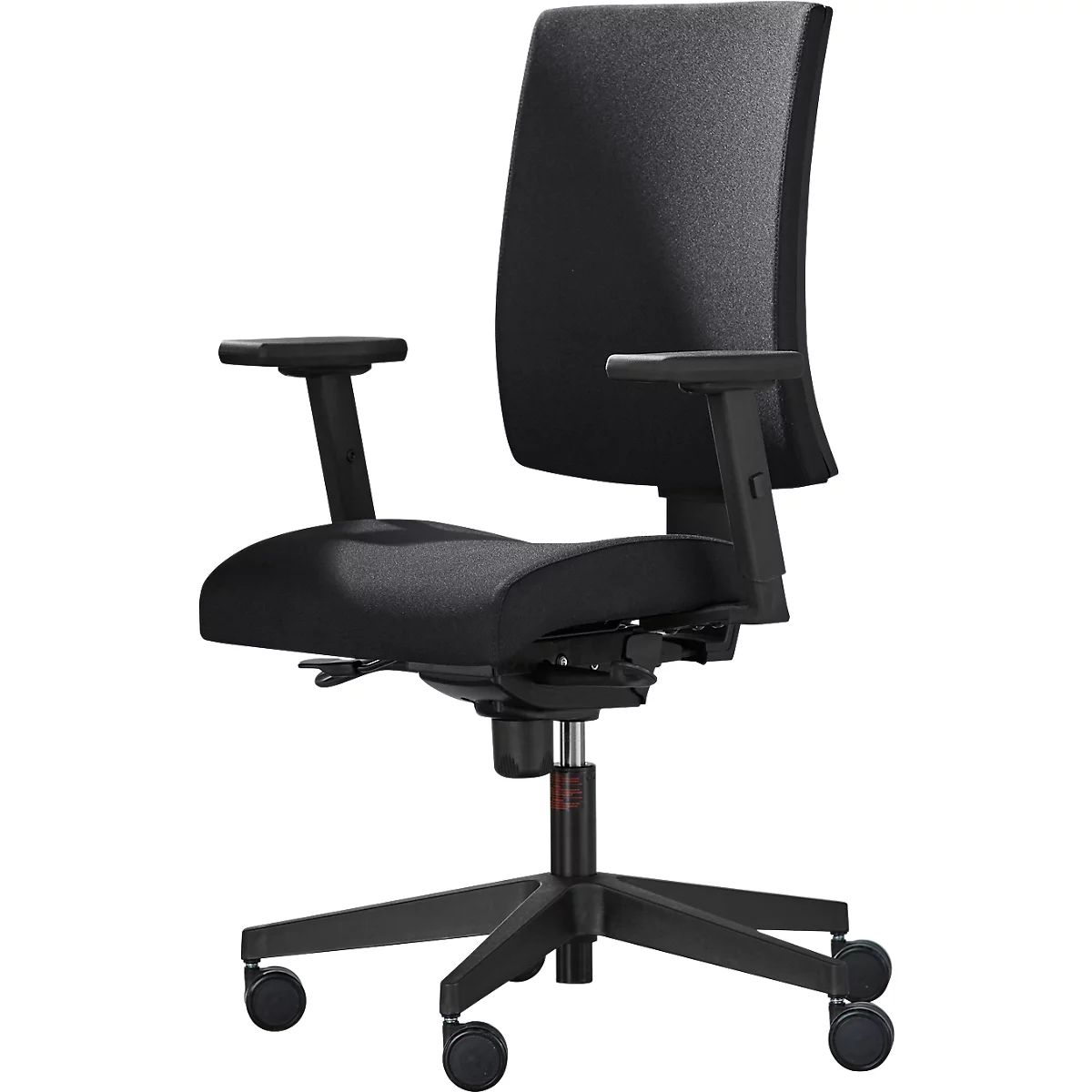 Chaise de bureau noire : dossier, assise, accoudoirs. Cinq roulettes. Pivotante.