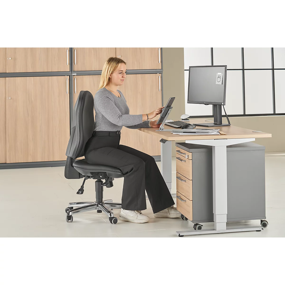 Chaise de bureau Topstar SUPPORT SY, sans accoudoirs, mécanisme synchrone, siège à disque intervertébral, cuir synthétique résistant aux désinfectants, noir/argent chromé