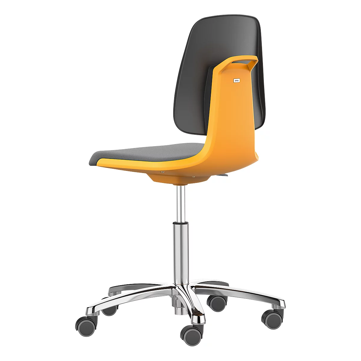 Une chaise de bureau moderne, principalement orange et grise, avec roulettes et base chromée.