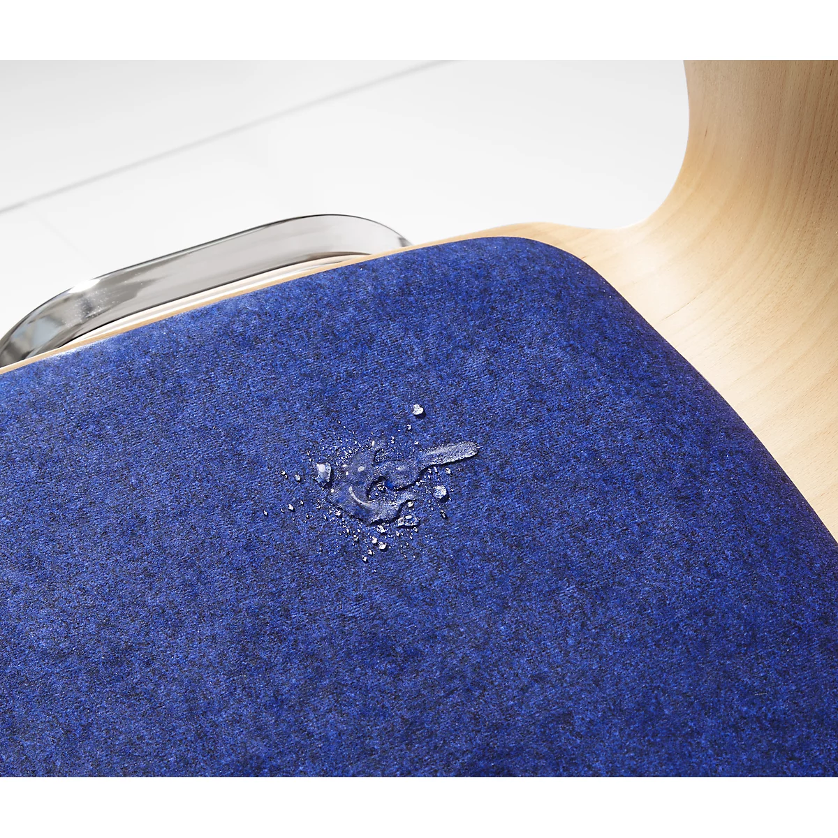 Chaise empilable 7450, siège moulé, soutien lombaire, perçages design, sans accoudoirs, tissu de revêtement Kashmara, bleu
